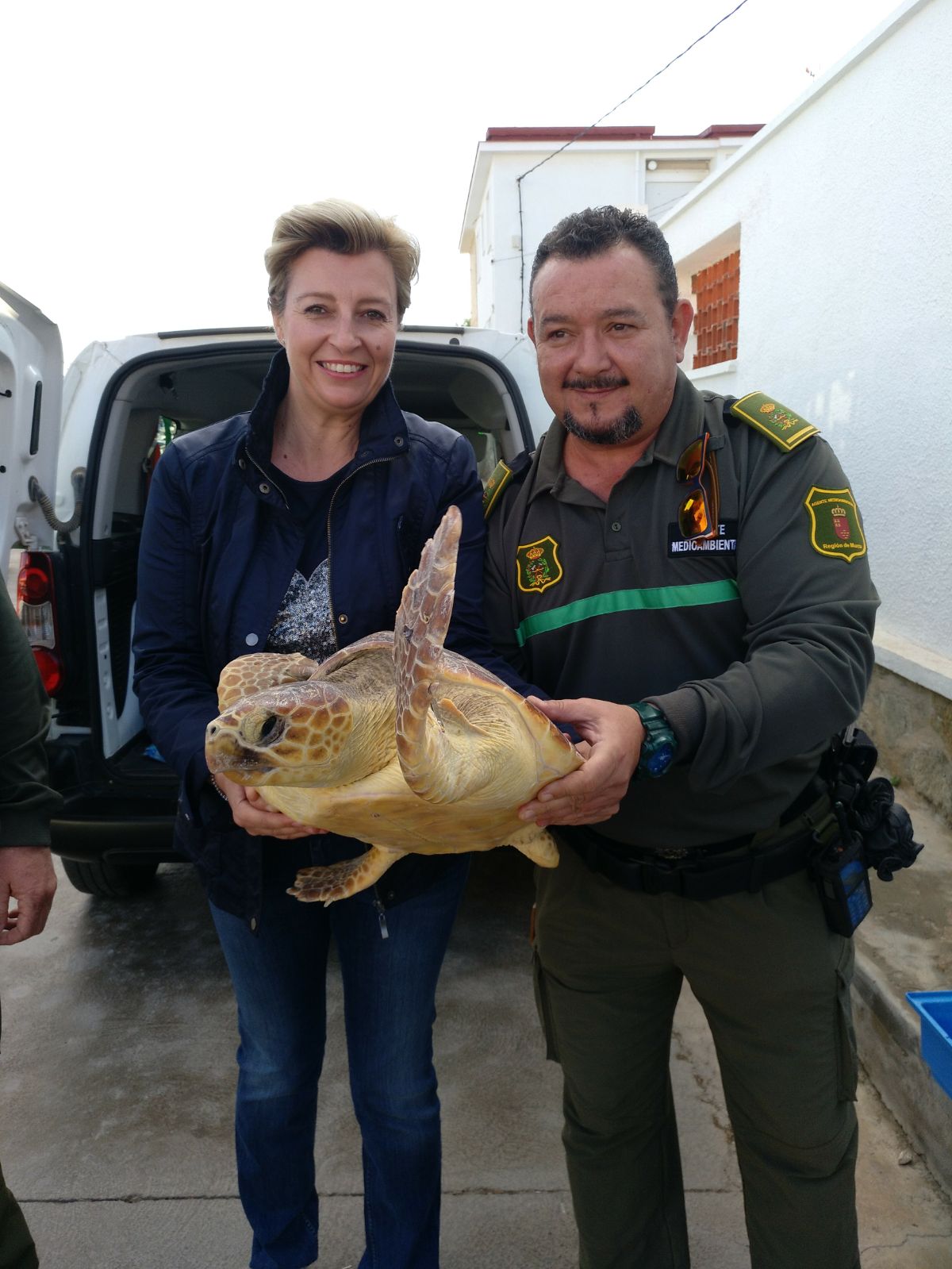 Imágenes de la tortuga boba recuperada por El Centro de Recuperación de Fauna Silvestre de El Valle que ha sido hoy liberada por la directora general de Medio Natural, Consuelo Rosauro (I)