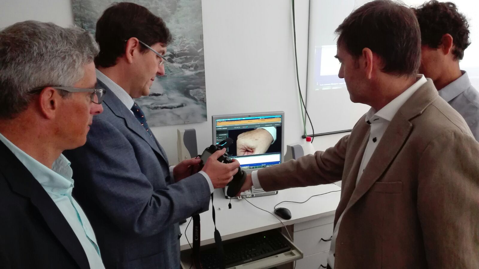 El consejero de Salud, Manuel Villegas, prueba el sistema de teledermatología del área de salud de Cartagena.