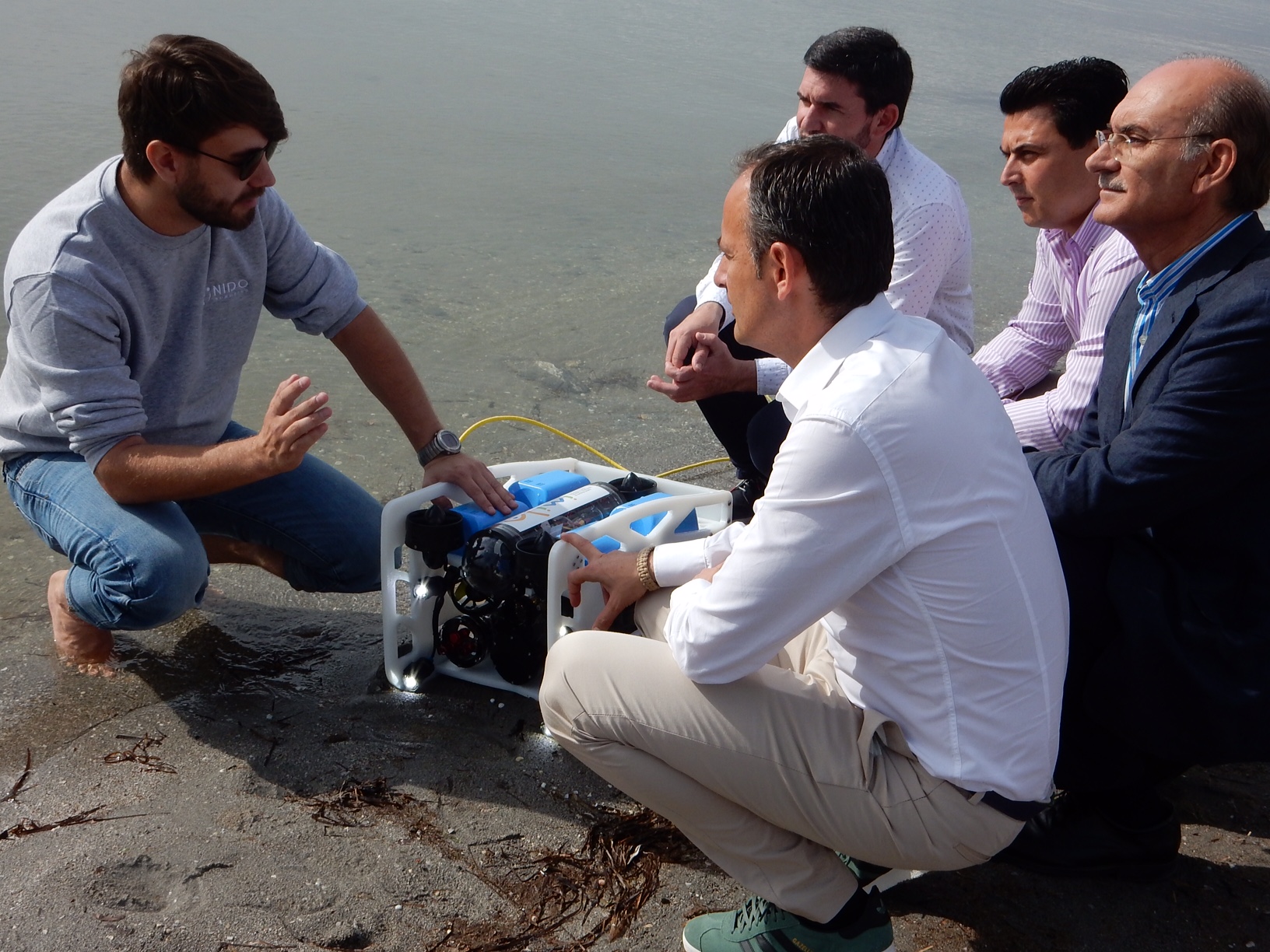 Imagen de la vista del consejero Javier Celdrán a los trabajos del Imida (Instituto Murciano de Investigación y Desarrollo Agrario y Alimentario) con drones en el Mar Menor (I)