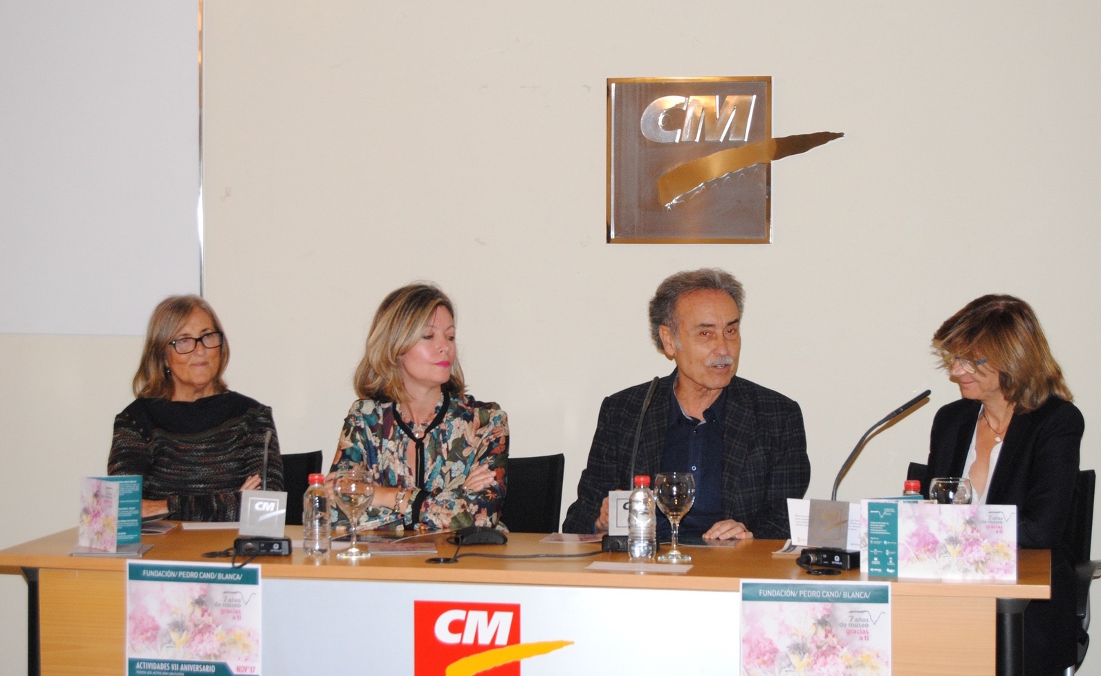 La directora general del Instituto de las Industrias Culturales y de las Artes, Marta López-Briones (d), ha asistido a la presentación de la programación especial con motivo del aniversario de la Fundación Pedro Cano de Blanca