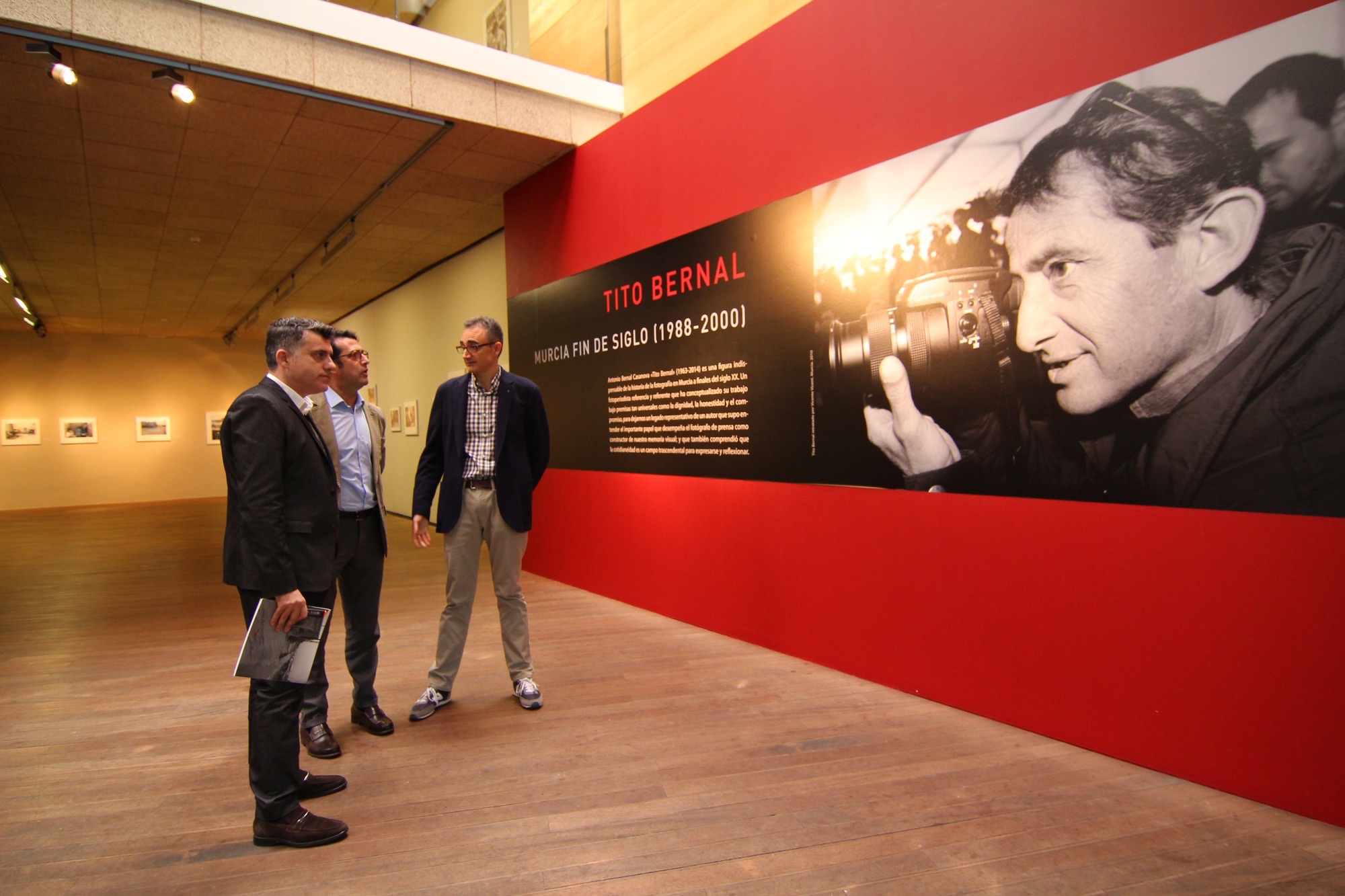 El director general de Bienes Culturales, Juan Antonio Lorca (i), durante la presentación de la exposición 'Murcia. Fin de siglo (1988-2000)', de Tito Bernal