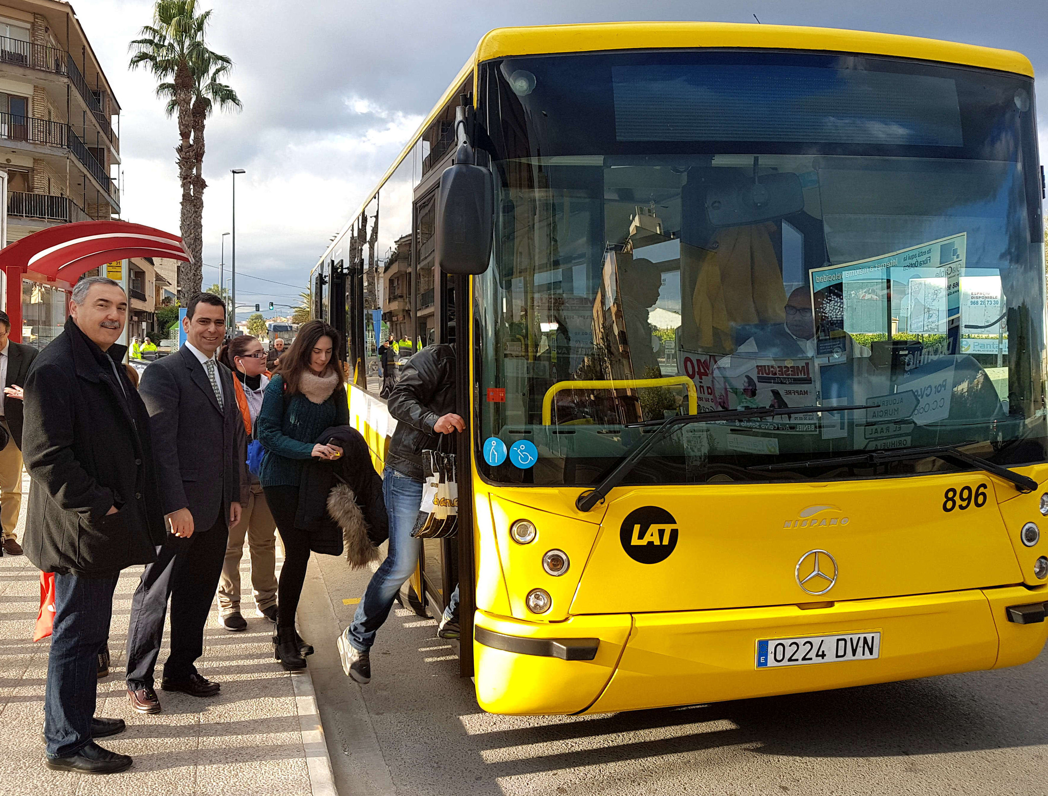 Imagen de archivo del director general de Transportes, Costas y Puertos, José Ramón Díez de Revenga, durante la puesta en servicio de una nueva parada de autobús en Beniel