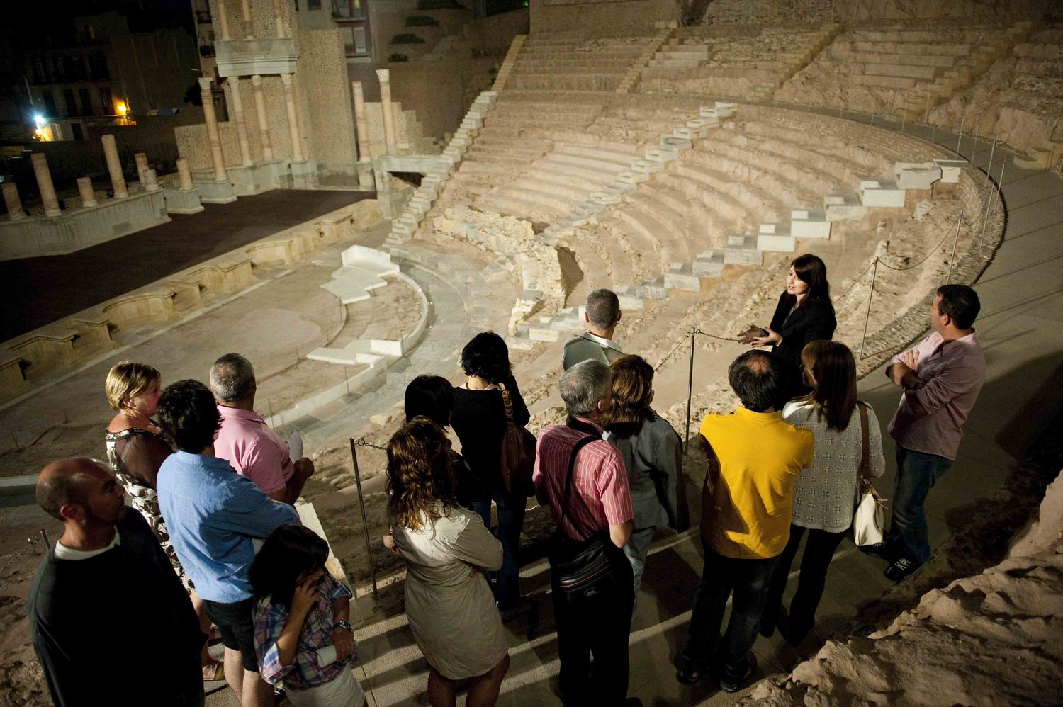 Un grupo de personas visita el Teatro Romano de Cartagena