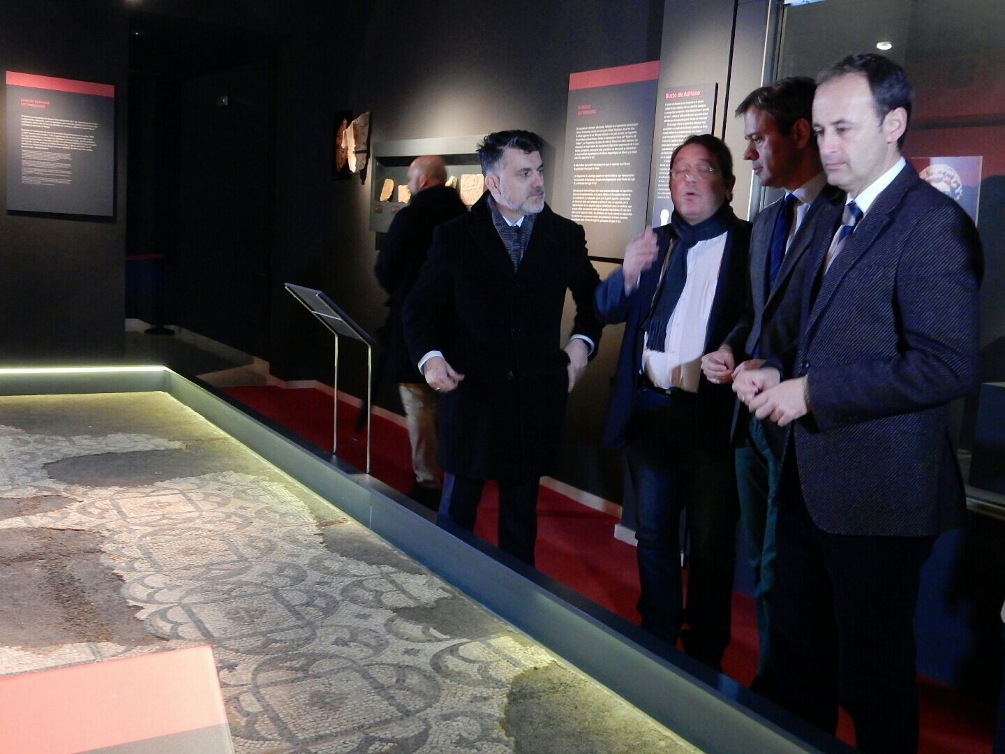 Imagen de la visita del consejero de Turismo, Cultura y Medio Ambiente, Javier Celdrán, a Yecla para conocer los hallazgos del yacimiento De la Villa Romana de Los Torrejones (I)