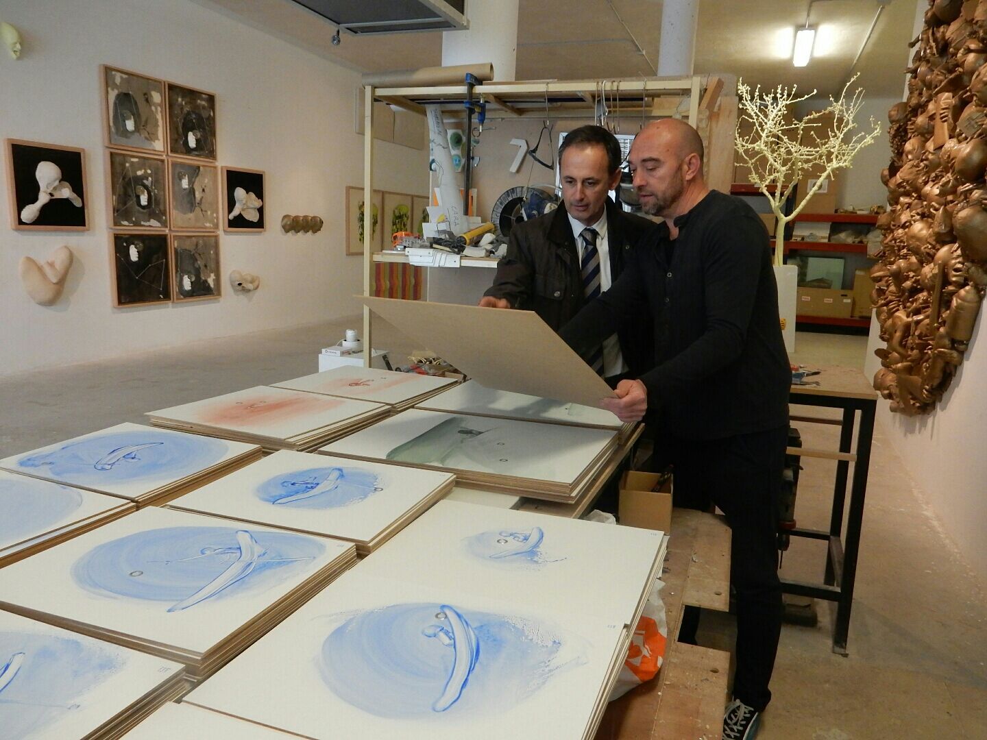 El consejero de Turismo, Cultura y Medio Ambiente, Javier Celdrán, durante su visita al estudio del artista yeclano Lidó Rico