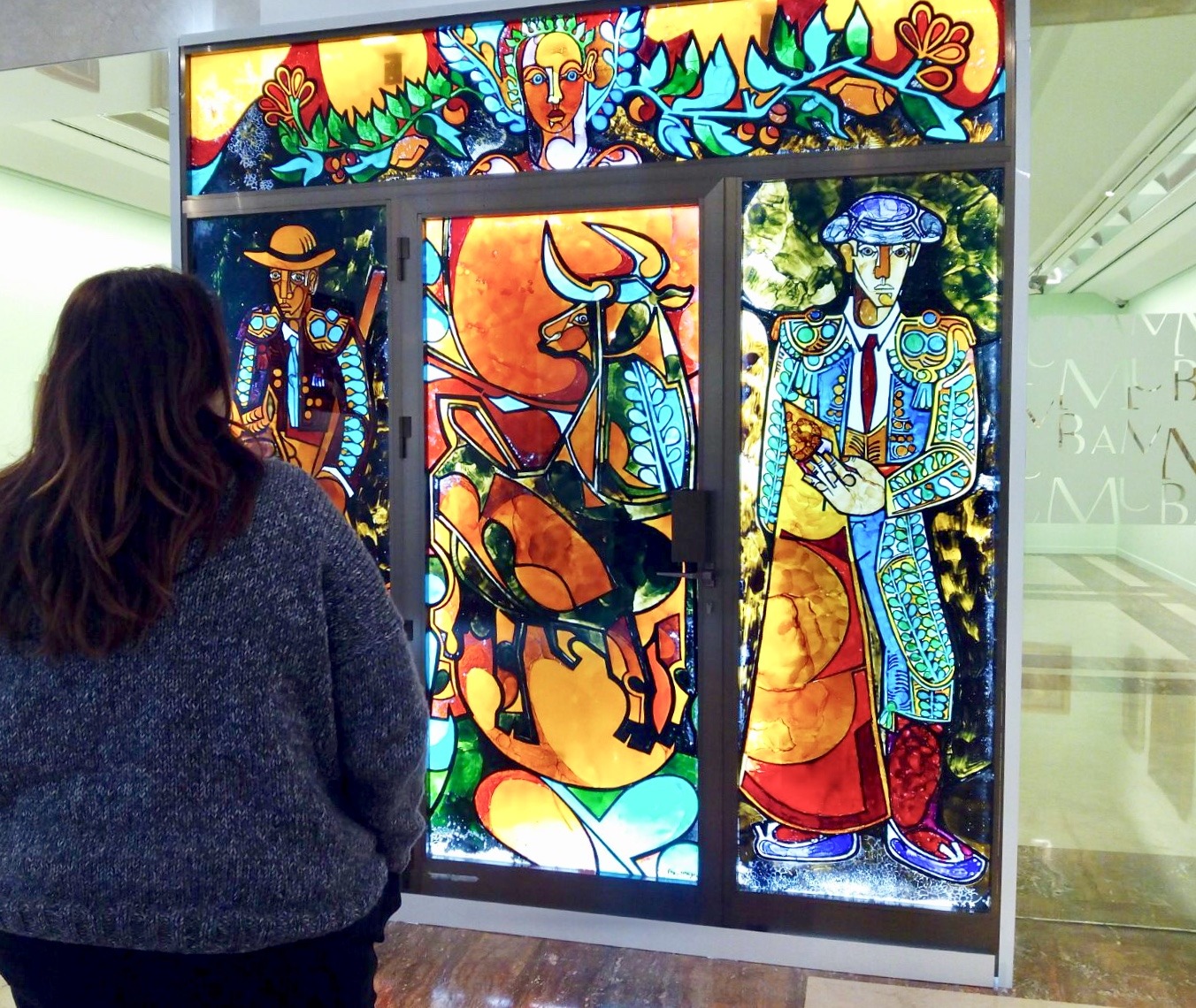Una visitante observa la vidriera realizada por José María Párraga que se exhibe desde hoy en el Mubam, Museo de Bellas Artes de Murcia