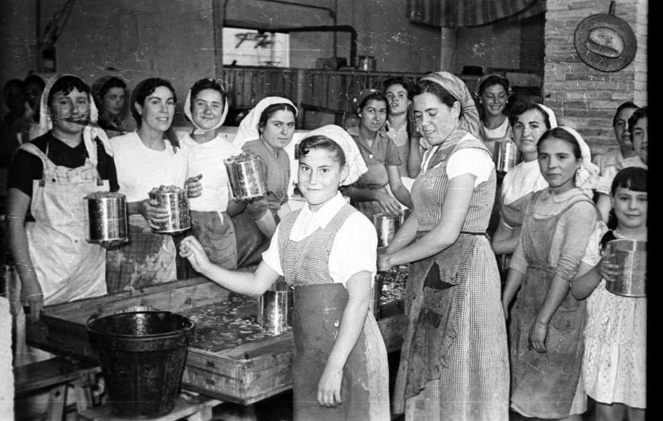 El espectáculo 'Azul Kieslowski', de Sabotaje Teatro y que se verá mañana en el Centro Párraga, aborda la situación de las mujeres trabajadoras en las fábricas de conservas