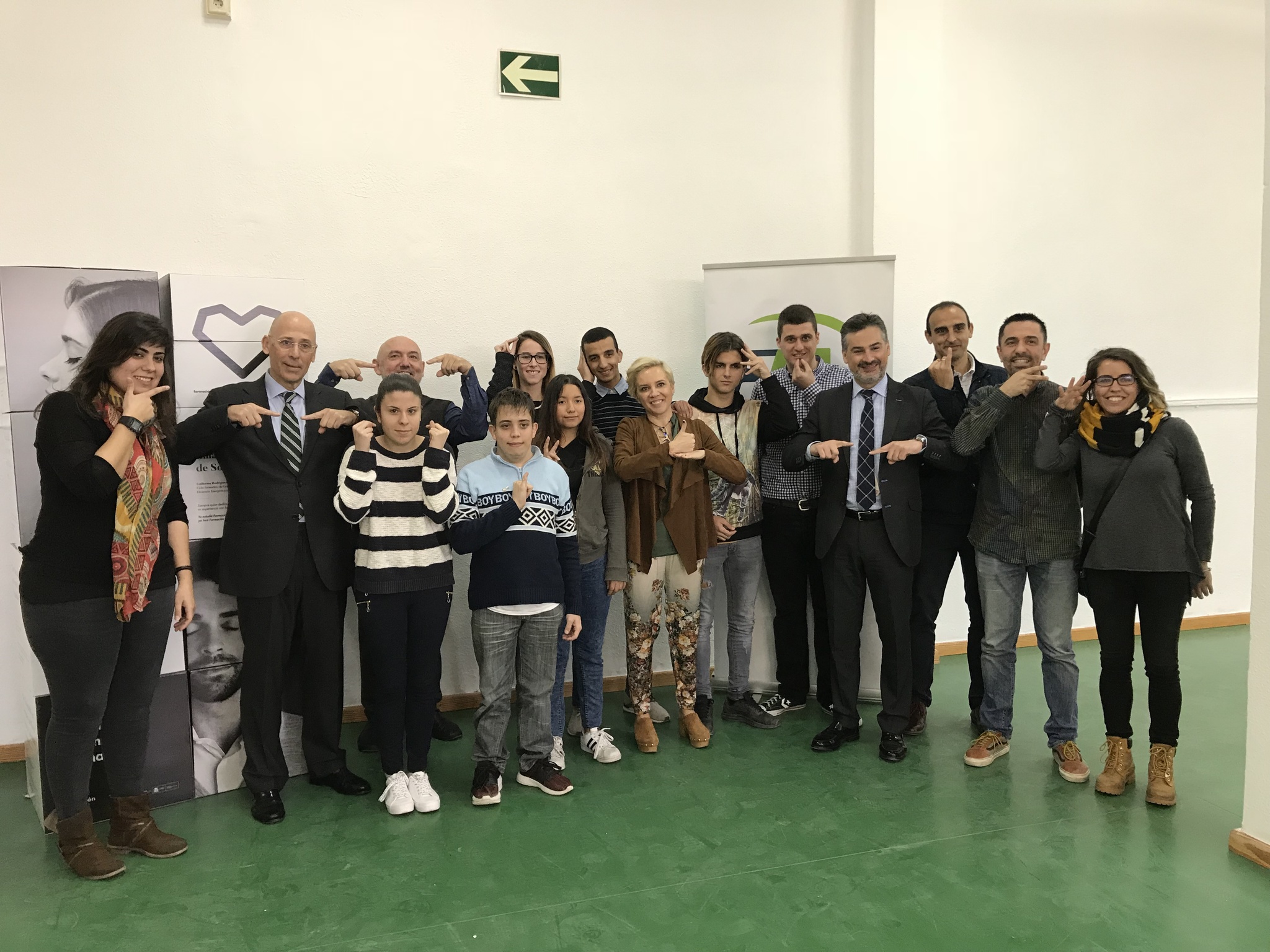 Martínez-Cachá con alumnos con discapacidad auditiva que cursan Formación Profesional Básica