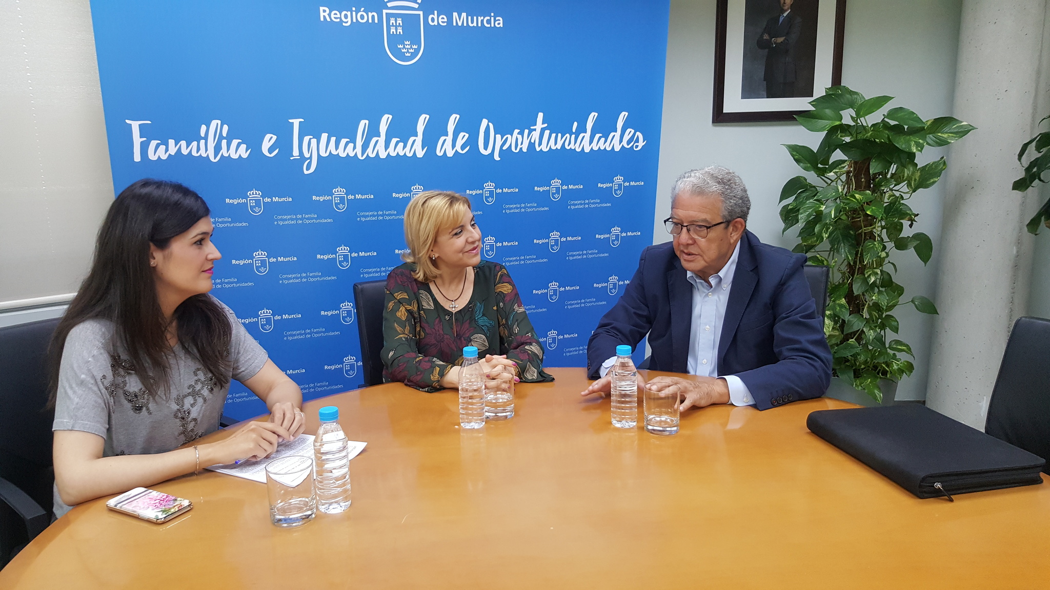 La consejera Violante Tomás con el presidente de la Asociación de Familias Numerosas de la Región de Murcia (Fanumur)