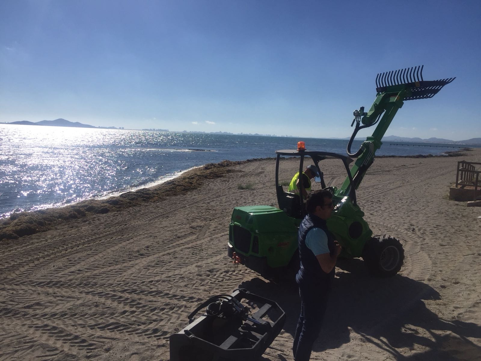 Imagen de la nueva maquinaria que se está probando para agilizar la limpieza de algas muertas en el entorno de Mar Menor (I)
