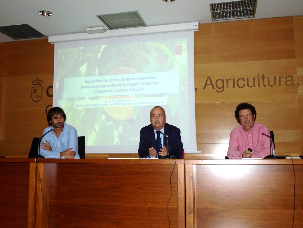 Presentación a cargo de D. Francisco José González Zapater y D. Antonio Aroca Martínez junto al autor Dr. José García García