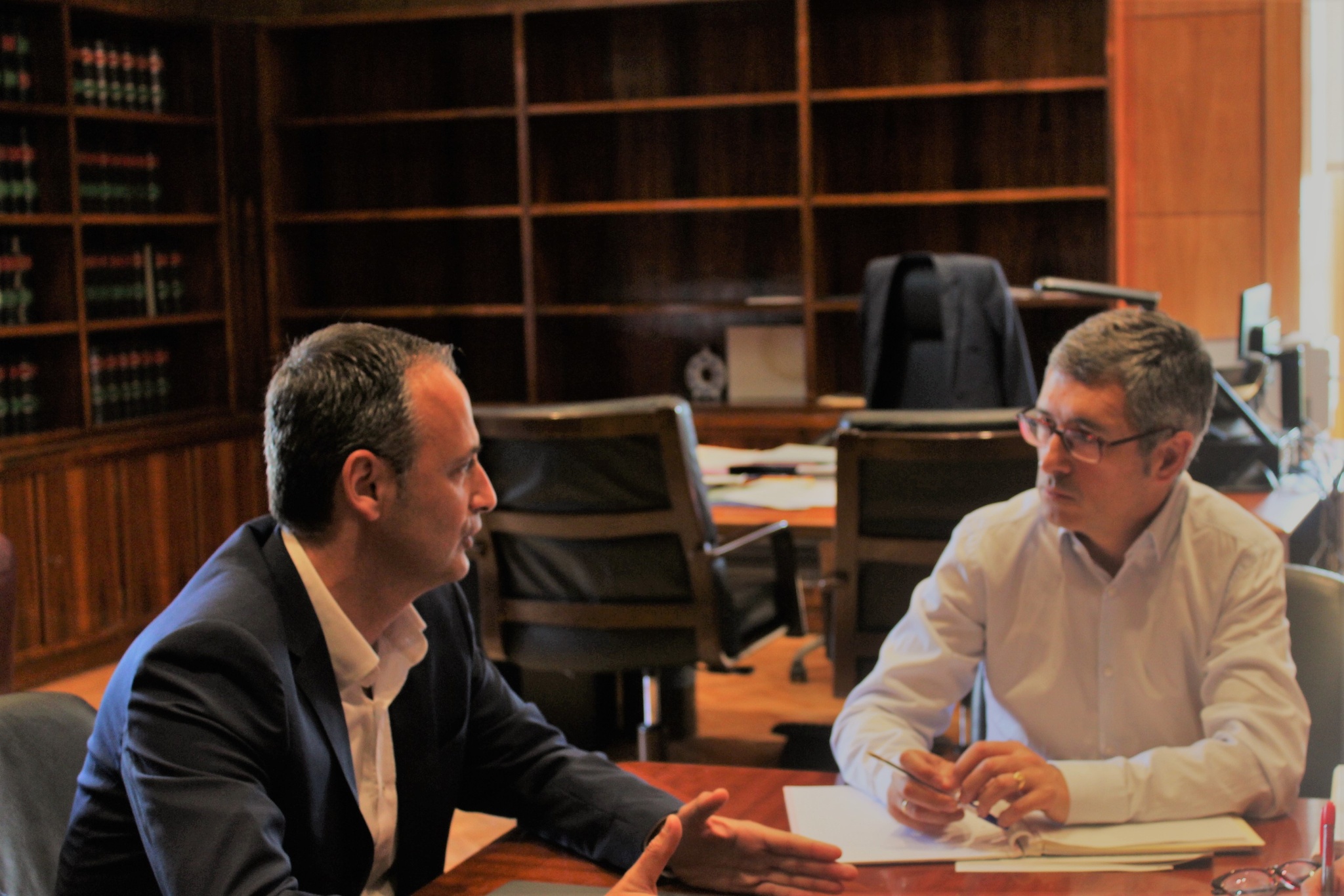 Imagen de la reunión el consejero de Empleo, Universidades, Empresa y Medio Ambiente, Javier Celdrán, y el secretario de Estado de Medio Ambiente, Hugo Morán
