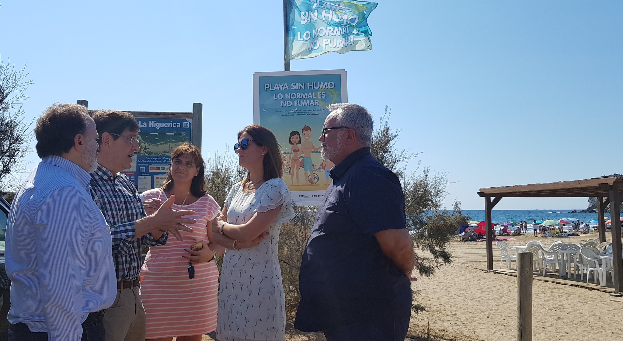 El consejero de Salud visita la 'playa sin humo' de La Higuerica, en Águilas