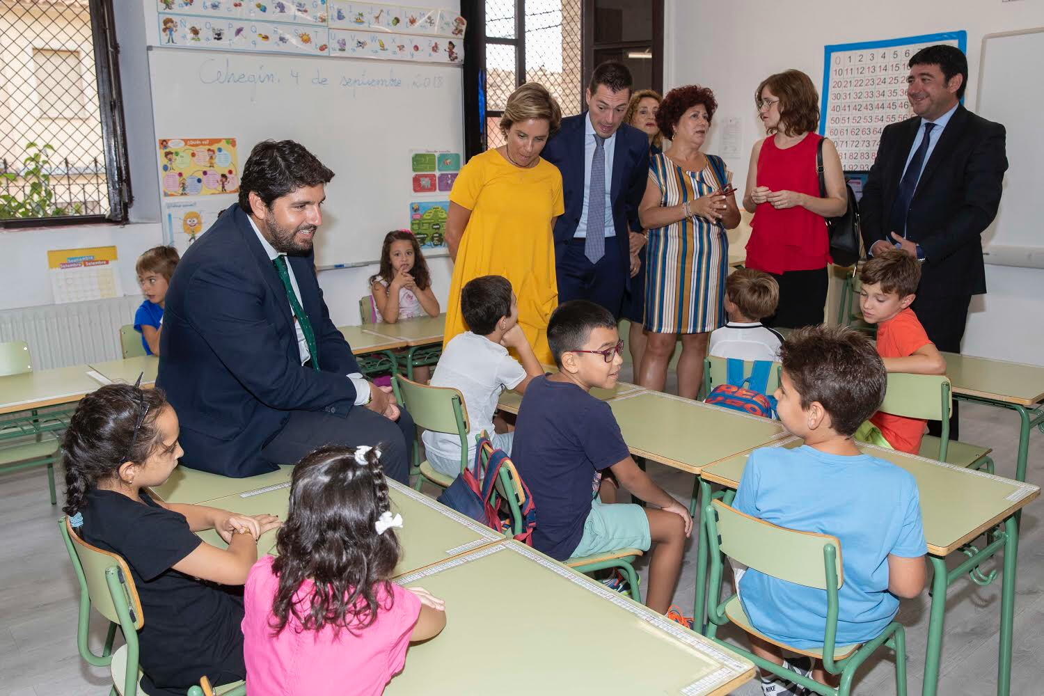 El presidente visita dos colegios de Cehegín, primer municipio de España en comenzar el curso escolar