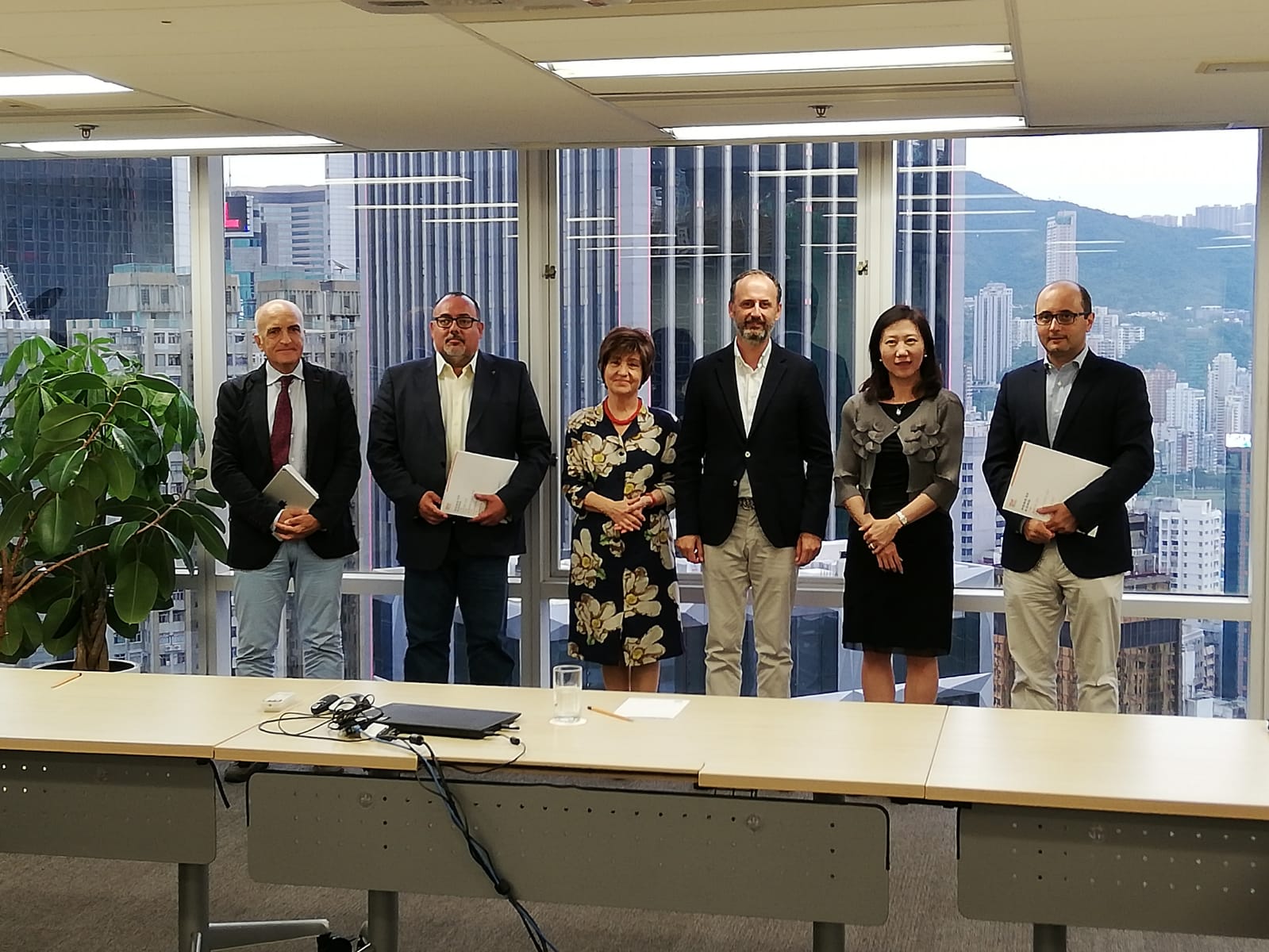 Imagen de la reunión en la sede del responsables del Consejo para el Desarrollo Comercial de Hong Kong (I)