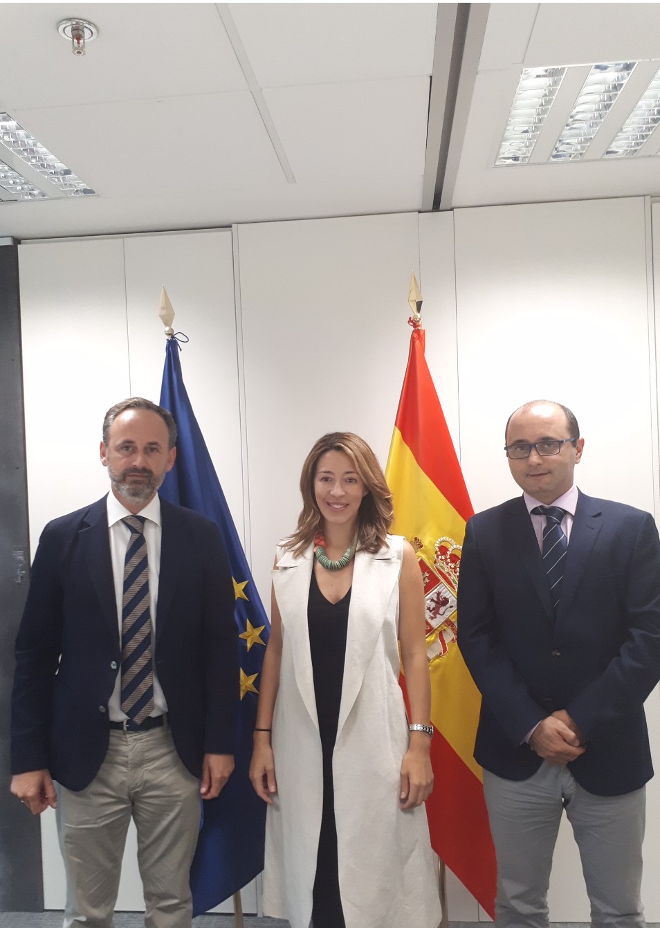 El consejero de Empleo, Universidades, Empresa y Medio Ambiente, Javier Celdrán, y la secretaria de Estado de Comercio, Xiana Méndez, en la reunión que mantuvieron hoy en Madrid