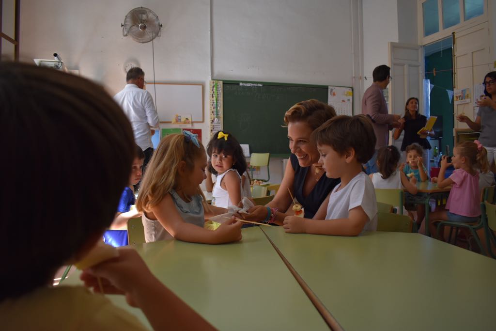 La consejera Adela Martínez-Cachá durante su visita al Centro de Educación Infantil y Primaria Cierva Peñafiel de Murcia
