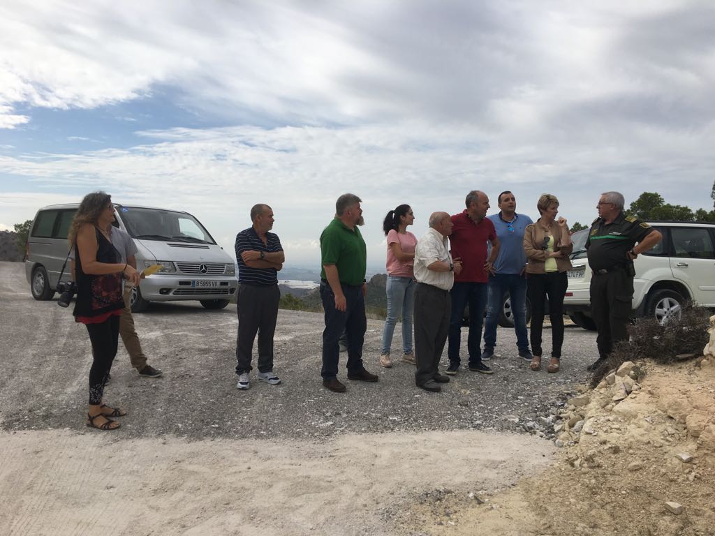 Imagen de la visita de la directora general de Medio natural, Consuelo Rosauro, al camino rural 'Barranco del Mulo' que acaba de ser acondicionado