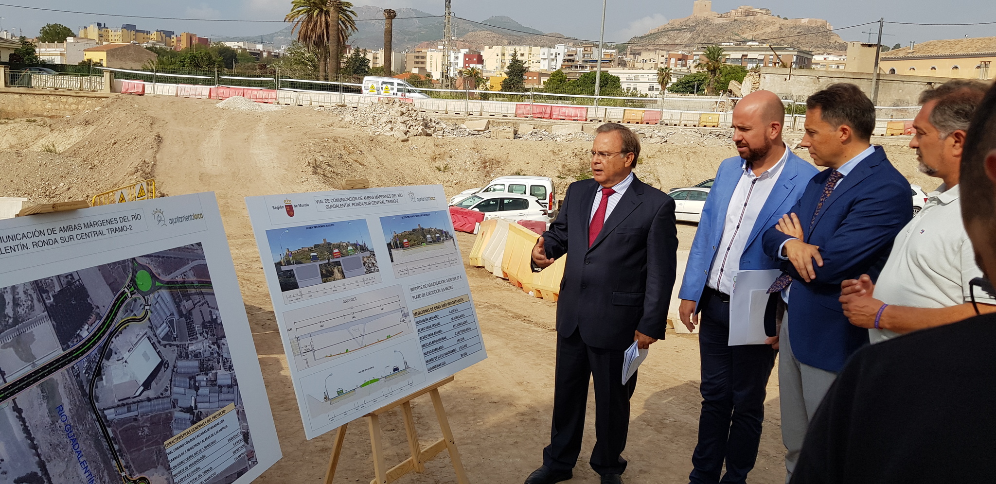 El consejero de Fomento e Infraestructuras, Patricio Valverde, y el alcalde de Lorca, Fulgencio Gil, supervisa el inicio de obras de construcción del segundo tramo de la Ronda Central de Lorca