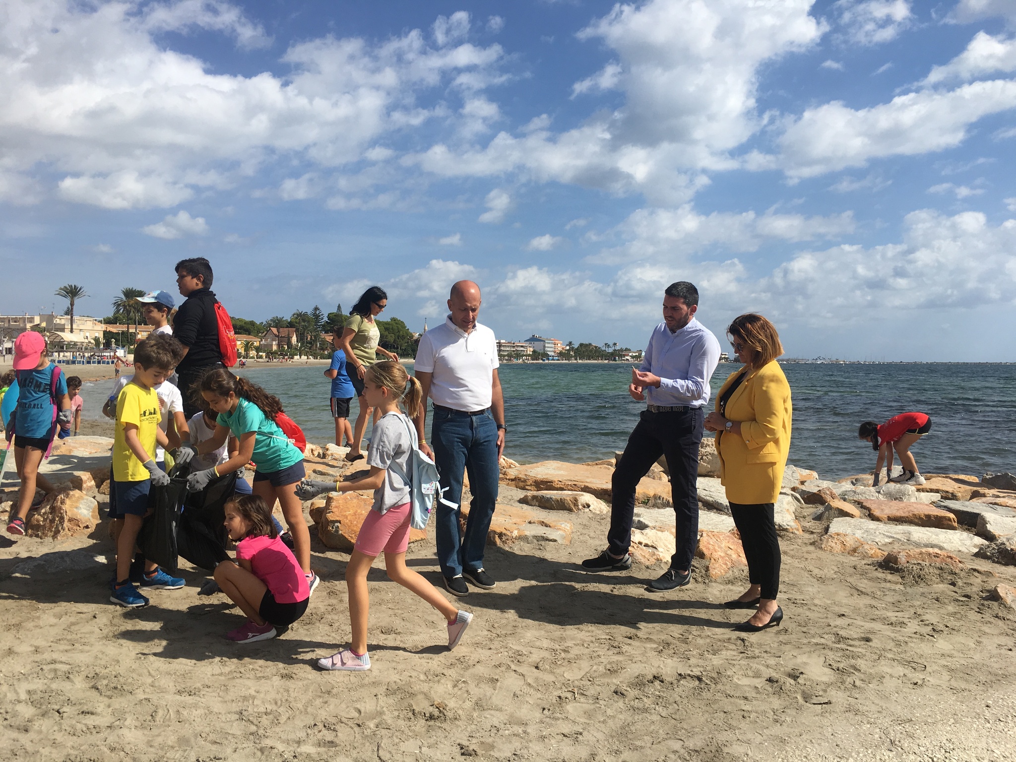 Un momento de la jornada de limpieza y retirada de residuos de la playa de Los Castillitos, en San Javier, en la que han participado escolares del municipio