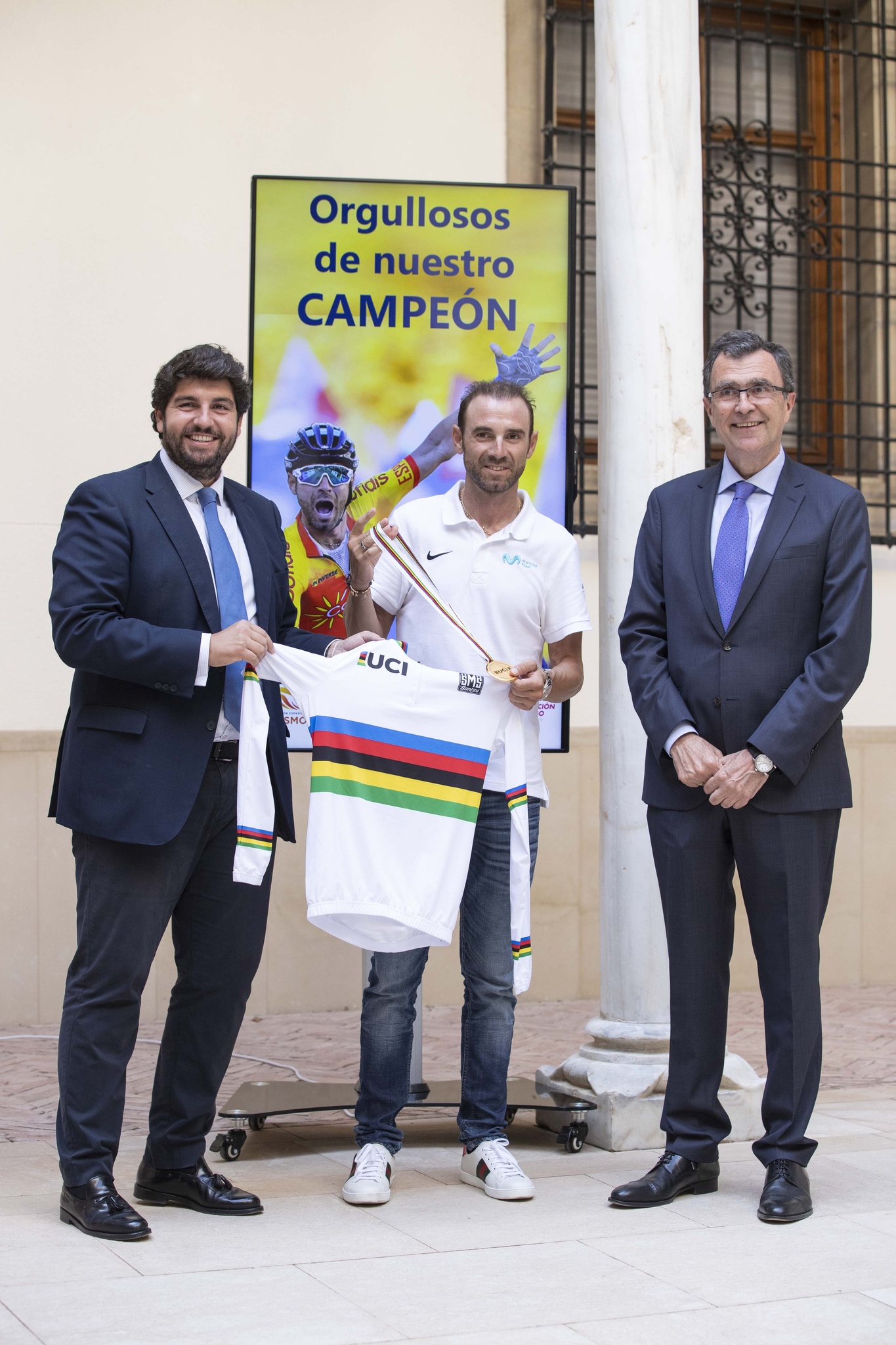 El presidente de la Comunidad recibe al ciclista Alejandro Valverde en el Palacio de San Esteban (2)