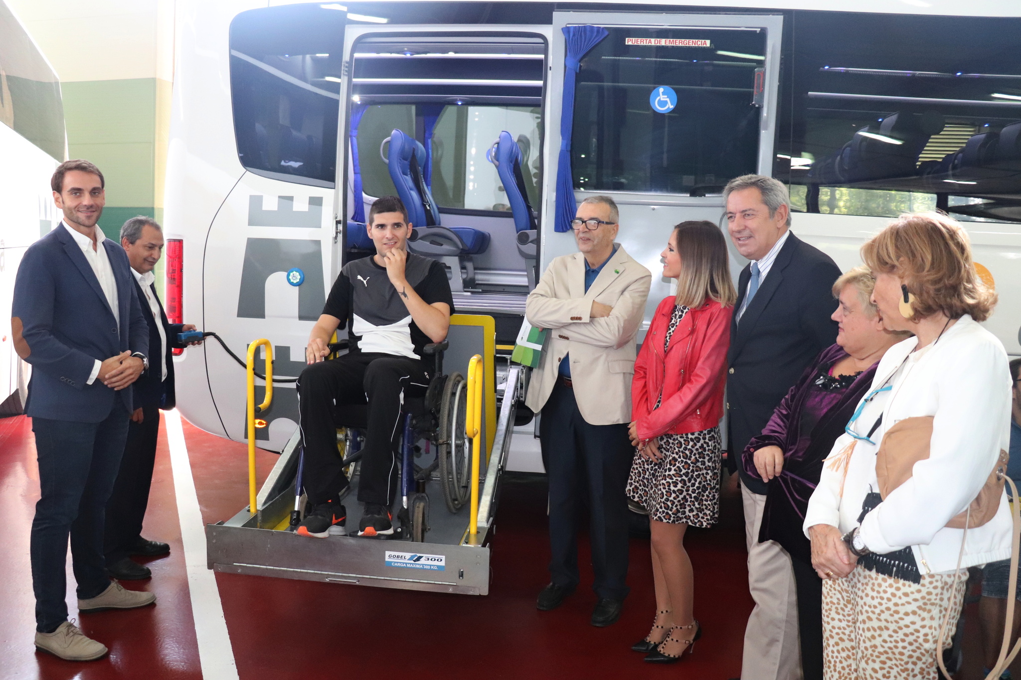 El consejero de Hacienda, Fernando de la Cierva, presenta el nuevo autobús, adaptado para personas con discapacidad, que entra a formar parte de la flota del Parque Móvil Regional (I)