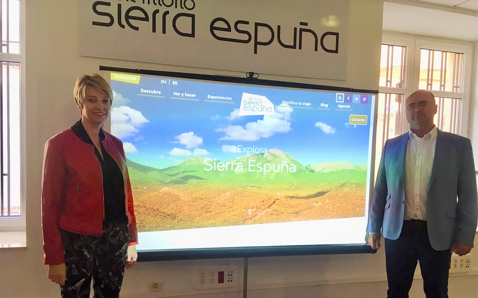 La directora general de Medio Natural, Consuelo Rosauro, y el actual presidente de la Mancomunidad y alcalde de Pliego, Pedro Noguera, presentan la web del Parque Regional Sierra Espuña