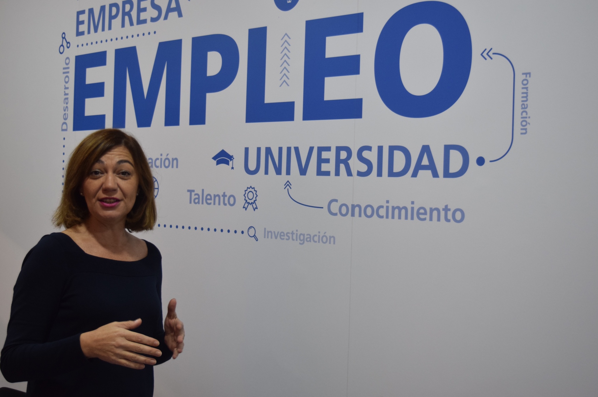 Imagen de la directora del Servicio Regional de Empleo y Formación, Severa González, informando sobre la evolución del empleo en la Región
