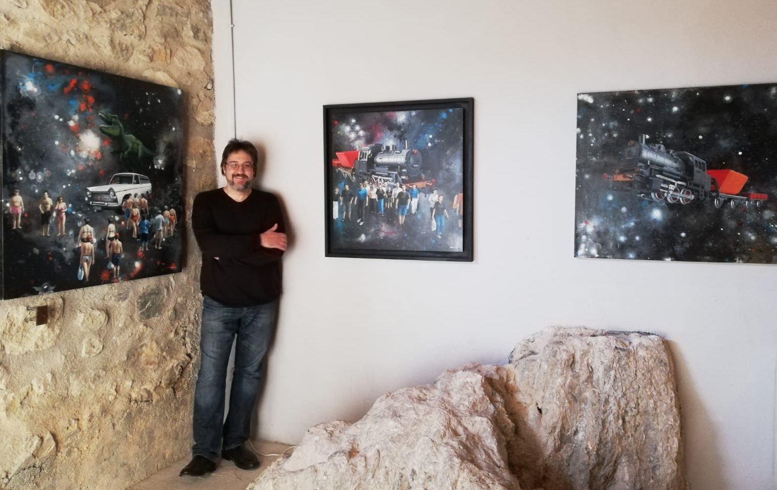 Antonio Tapia junto a algunas de sus obras