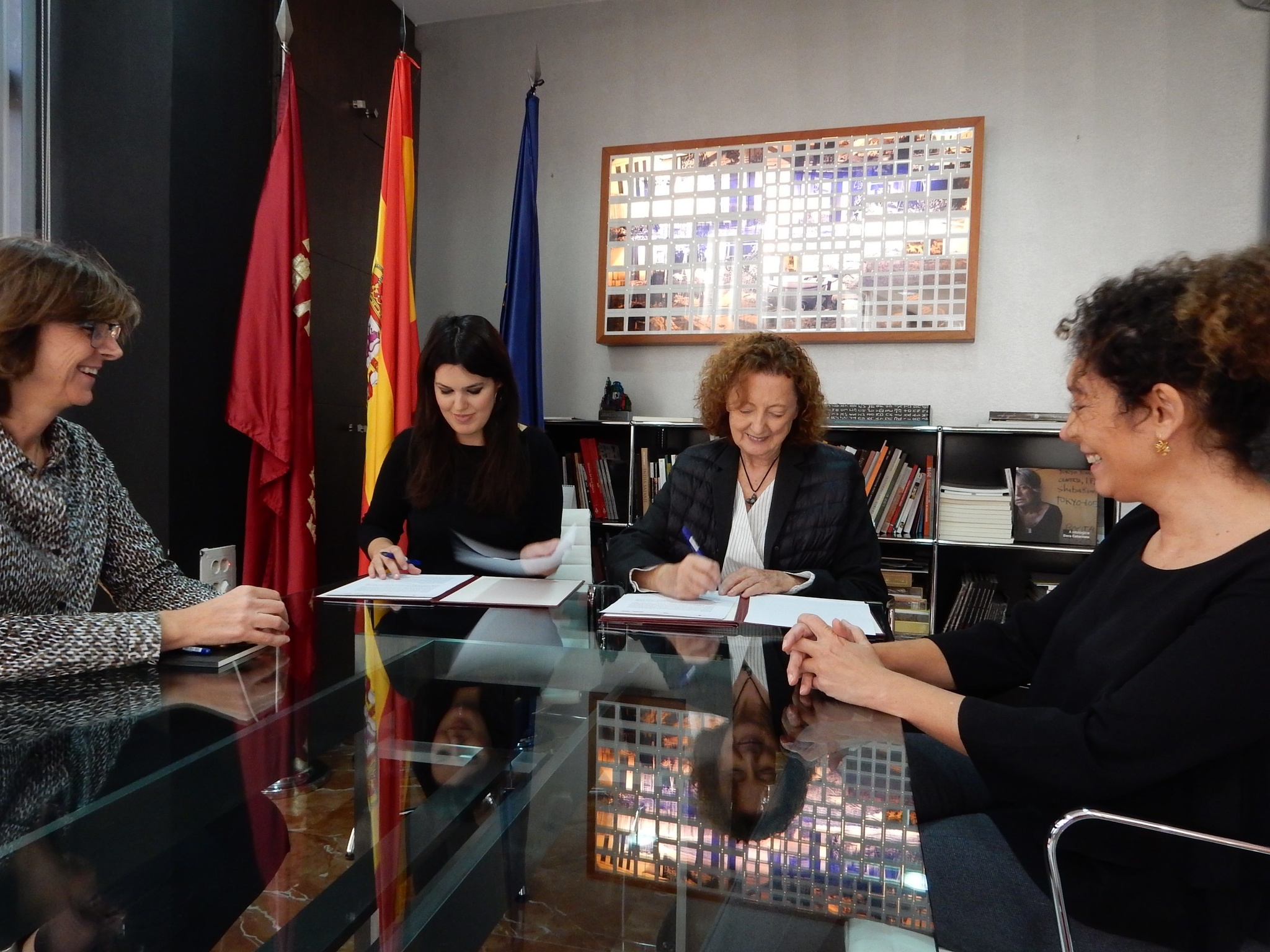 Miriam Guardiola y Rosina Gómez-Baeza, durante la firma del convenio