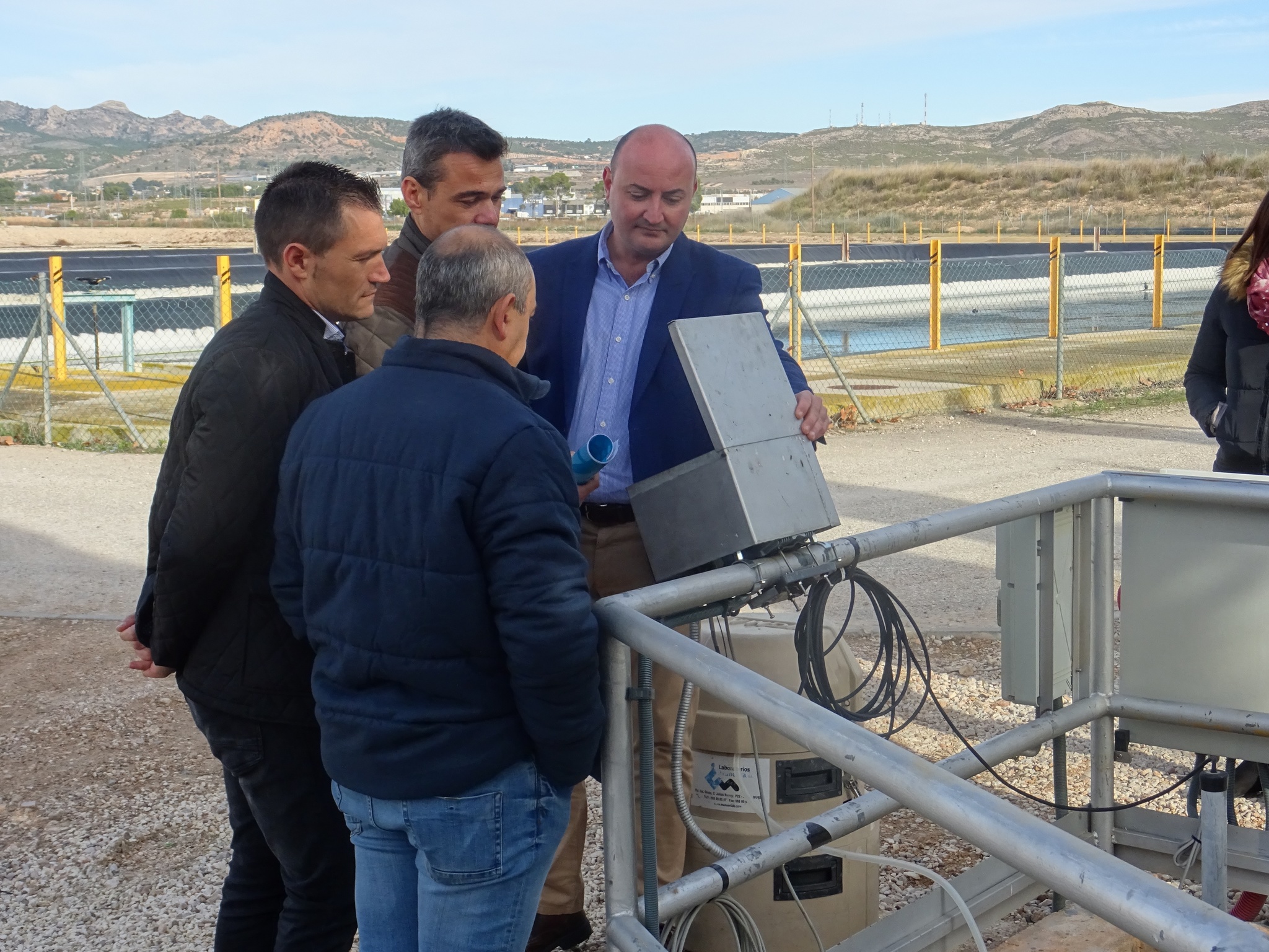 El director de Esamur, Joaquín Ruiz, supervisa los nuevos sistemas instalados en la depuradora de Yecla