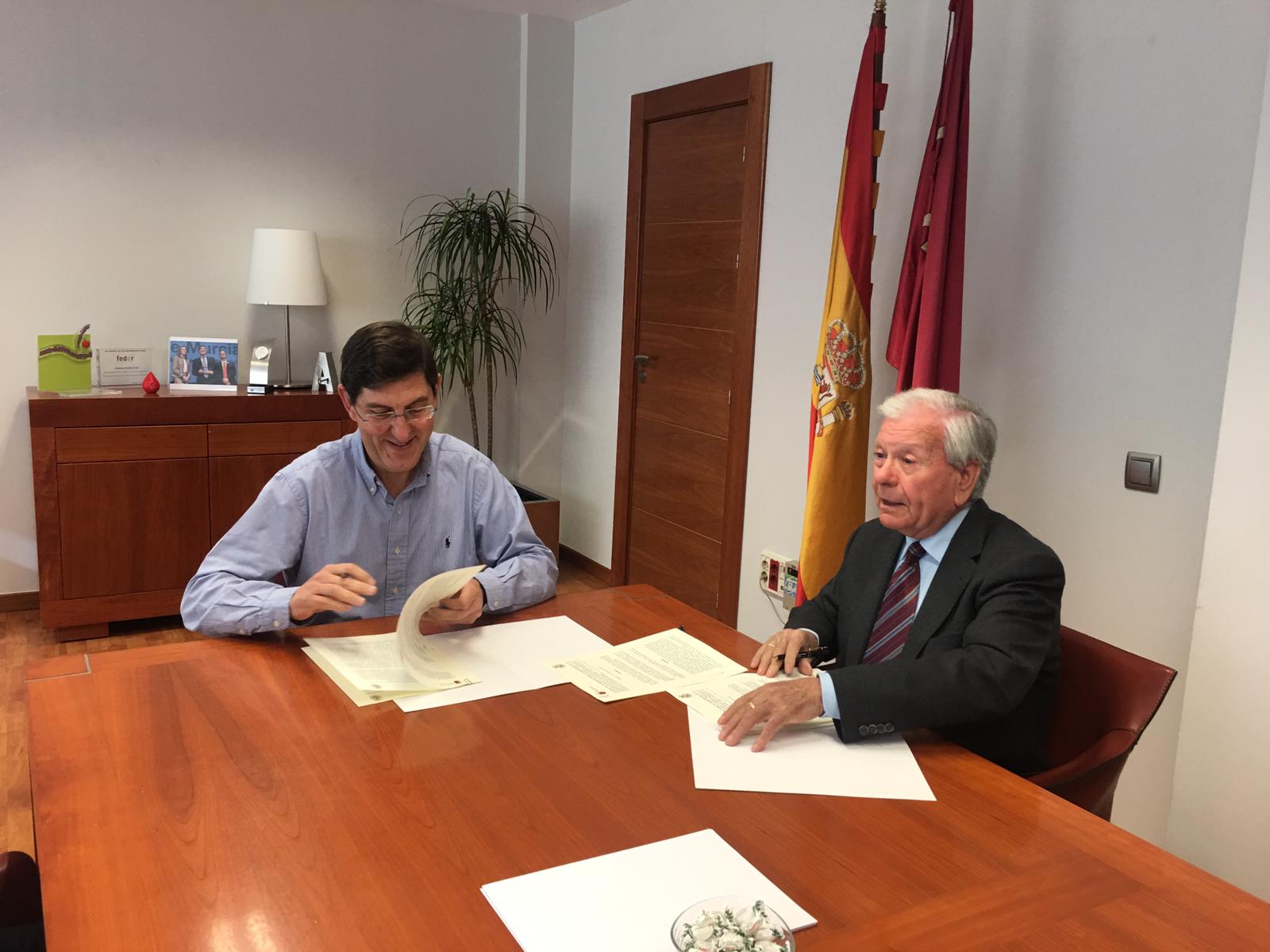 Firma del convenio con la Asociación de Laringectomizados de Murcia