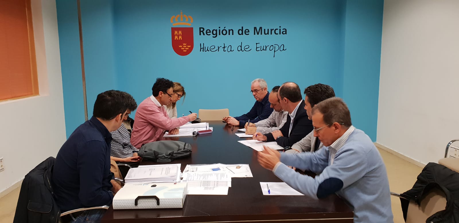 El director general de Innovación, Producciones y Mercados Agroalimentarios, Fulgencio Pérez, informó a los miembros de la delegación sobre las características del sector vitivinícola regional