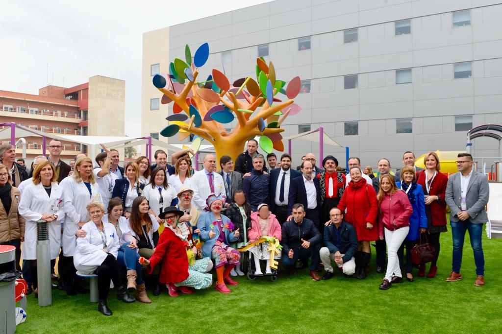 El presidente de la Comunidad, Fernando López Miras, inauguró hoy el parque infantil del Hospital Clínico Universitario Virgen de la Arrixaca
