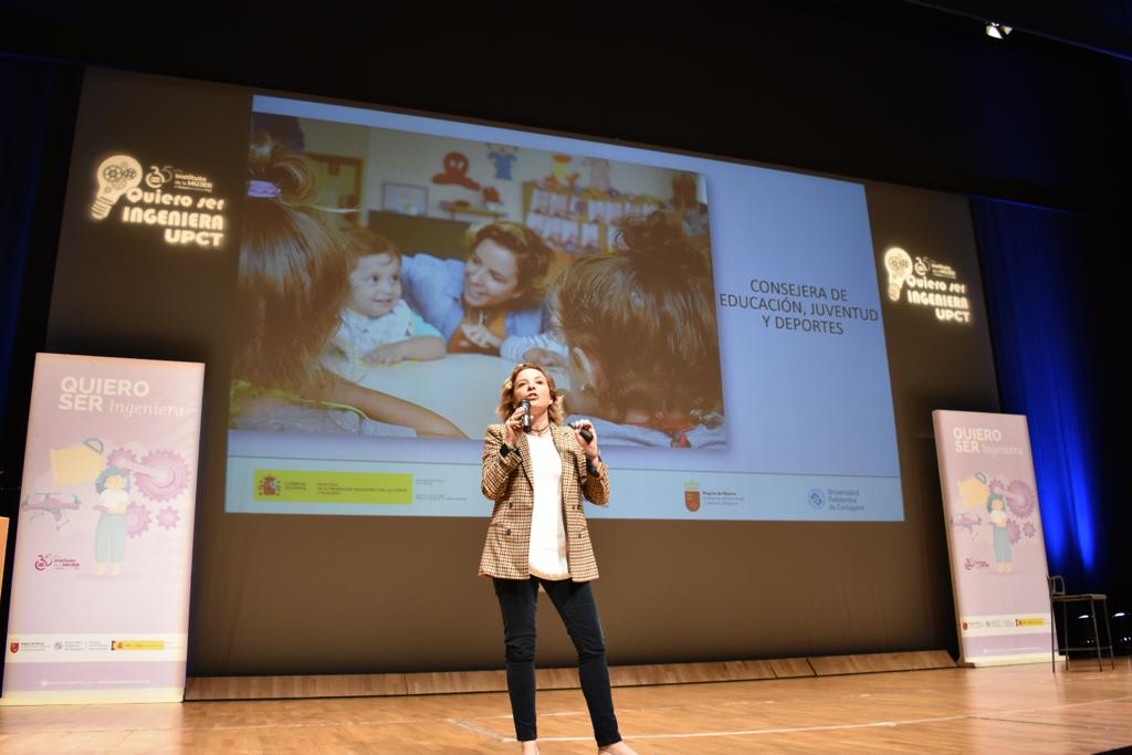 La consejera Adela Martínez-Cachá durante la inauguración del acto que da comienzo al proyecto 'Quiero ser ingeniera'
