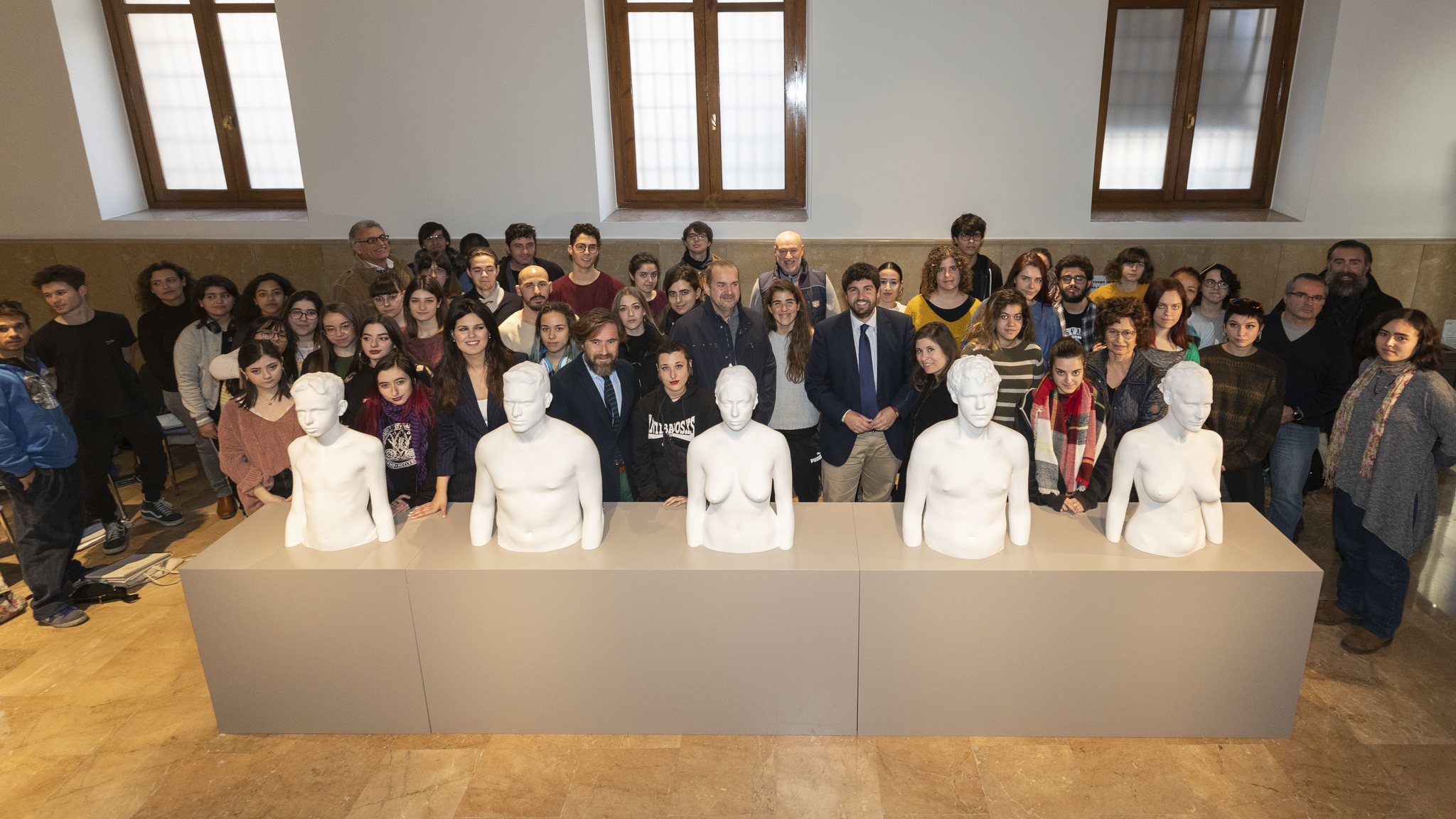 El presidente Fernando López Miras recibe a un grupo de alumnos de Bellas Artes de la Universidad de Murcia