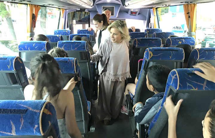 La consejera de Educación, Juventud y Deportes, Adela Martínez-Cachá, en una visita realizada a los alumnos que utilizan el transporte escolar