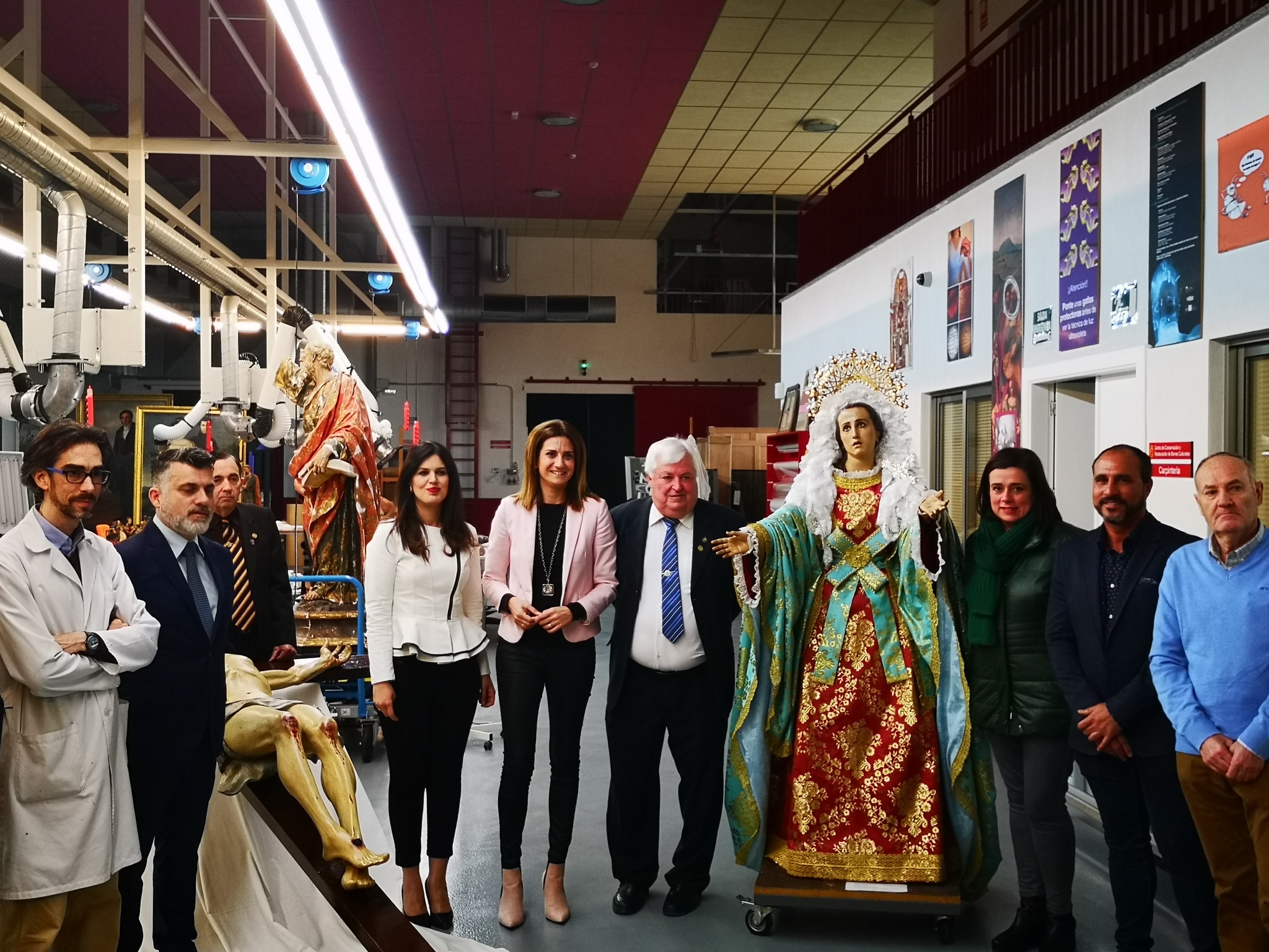 La consejera de Turismo y Cultura en la entrega de las tallas de la Virgen de los Dolores de Juan González Moreno y el Cristo del Monte Calvario