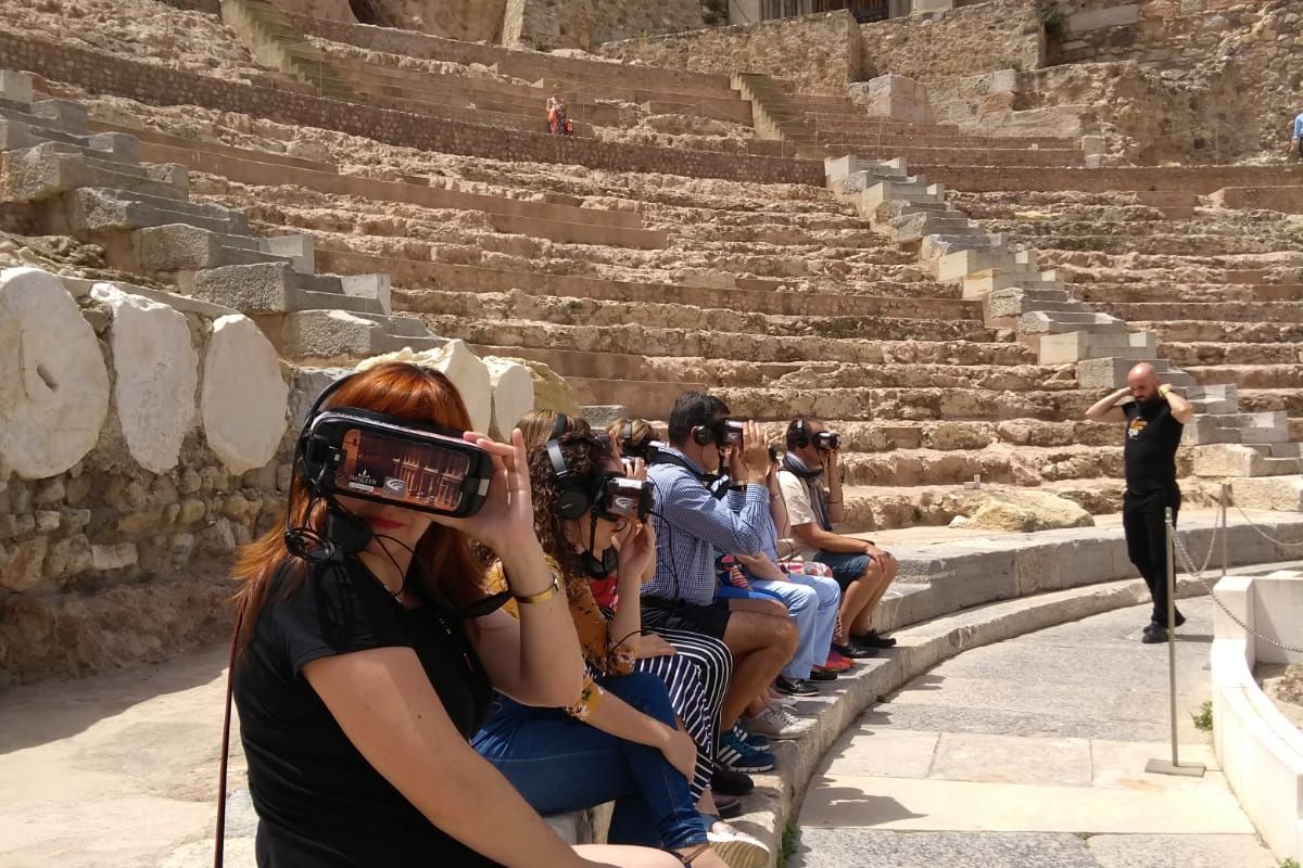 Varios visitantes se sumergen en el pasado romano de Cartagena a través de la realidad virtual
