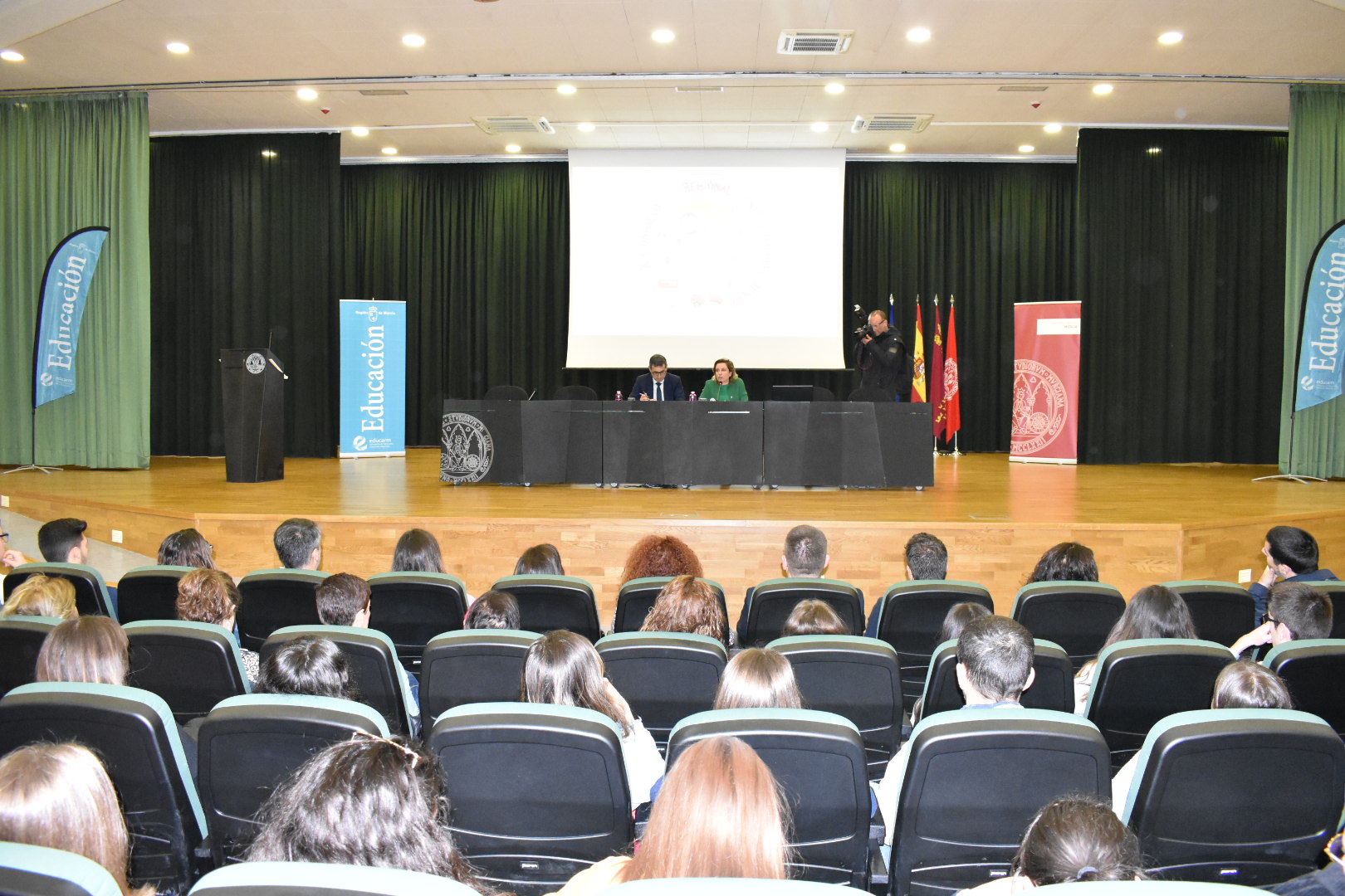 La consejera de Educación, Juventud y Deportes, Adela Martínez Cachá, en el X Congreso Regional de Investigadores Junior