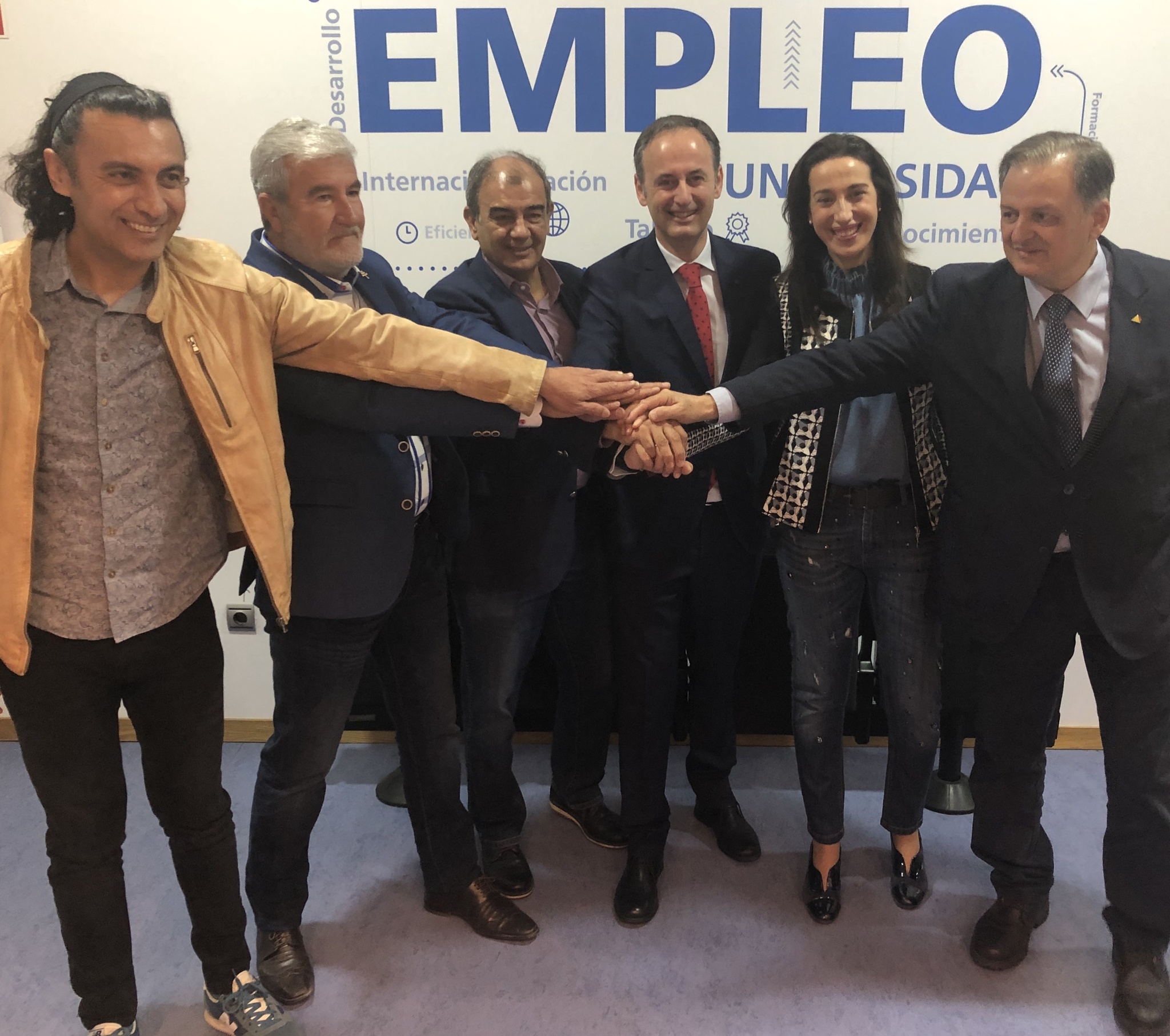 Imagen del consejero de Empleo, Universidades, Empresa y Medio Ambiente, Javier Celdrán, con los representantes de la economía social de la Región de Murcia (I)