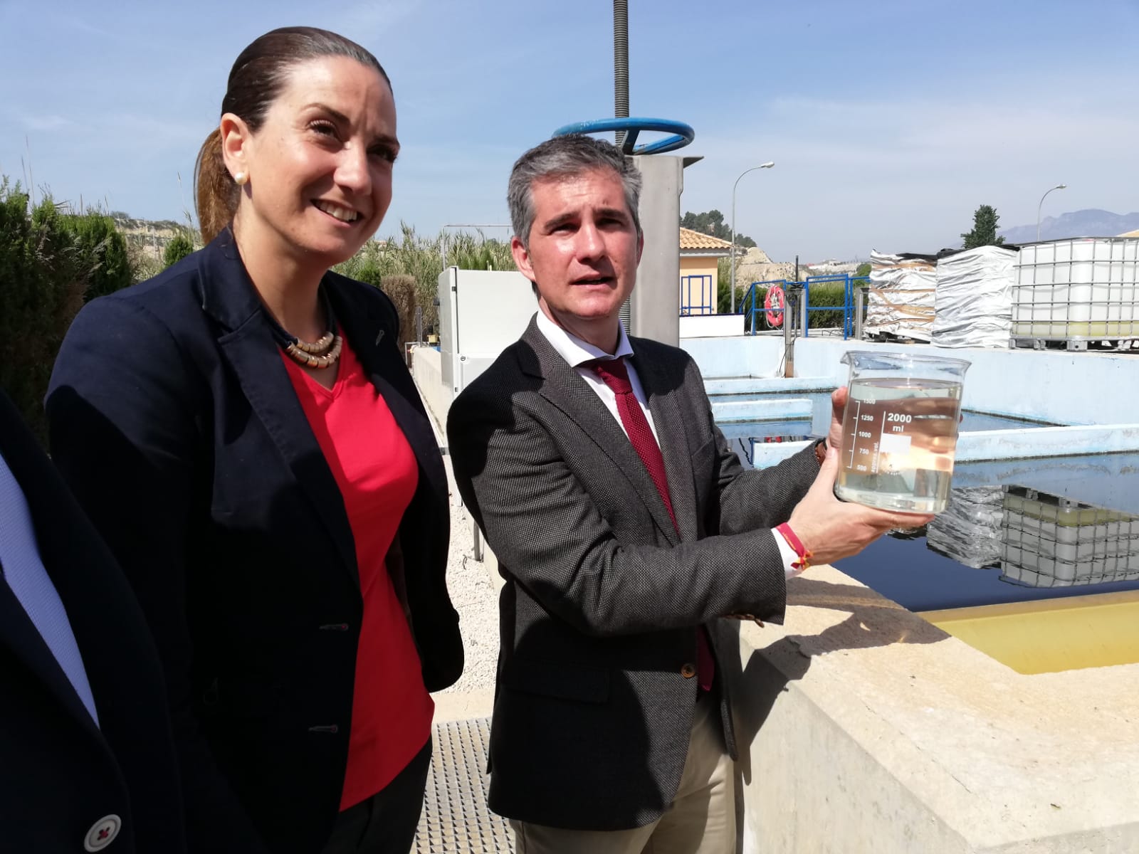 El consejero, junto a la alcaldesa de Archena, comprobando la optimización del agua