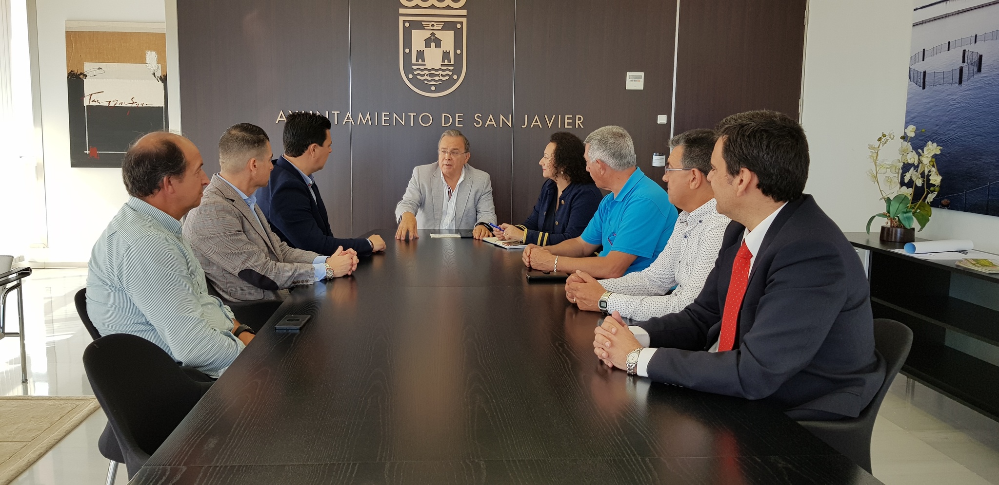 El consejero de Fomento y el alcalde de San Javier se reúnen con los taxistas del municipio