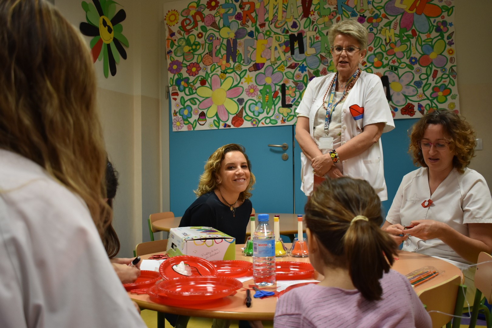 La consejera Adela Martínez-Cachá en la aulas hospitalarias de La Arrixaca con motivo del programa 'Lanzamiento de Besos'