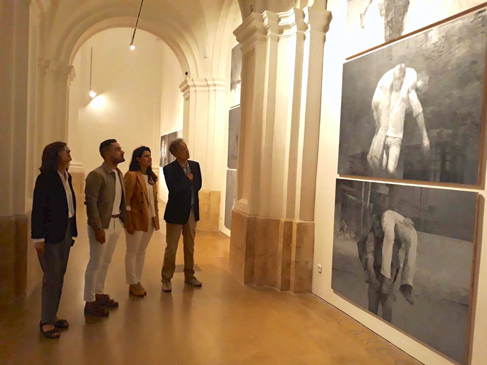 La consejera de Turismo y cultura, Miriam Guardiola, acompañada por el artista Pedro Cano en la presentación de la exposición 'Siete' (1)
