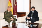 presidente de la Comunidad, Fernando López Miras, recibe al teniente general José Manuel de la Esperanza Martín-Pinillos, nuevo jefe del Mando de...