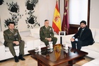 El presidente de la Comunidad, Fernando López Miras, recibe al teniente general José Manuel de la Esperanza Martín-Pinillos, nuevo jefe del Mando...