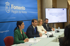 El consejero de Fomento e Infraestructuras, José Ramón Díez de Revenga, junto con la consejera de Política Social, Familia e Igualdad, Conchita Ruiz,...