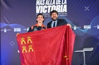 López Miras señala al piloto Pedro Acosta como "un ejemplo para todos" y le obsequia con una bandera de la Región de Murcia para celebrar sus tri...