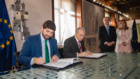 El jefe del Ejecutivo regional y el presidente de la Fundación Bancaria 'LaCaixa' firman un convenio de colaboración en materia social, educativa y cultural